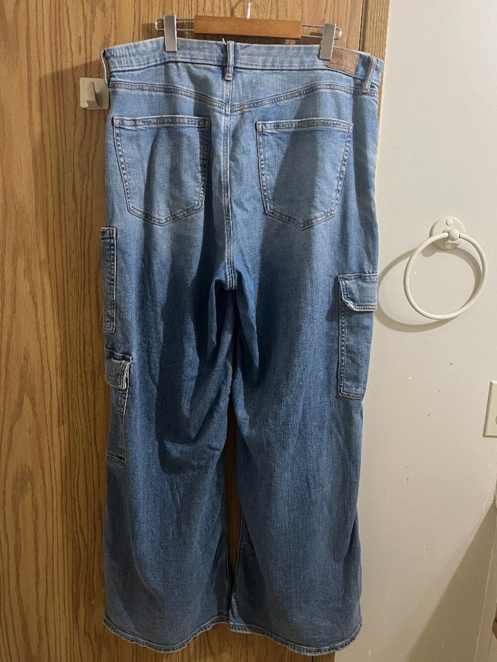 American Eagle Curvy Super High Waisted Baggy Wide Leg Cargo Denim Jeans - Picture 4 of 10